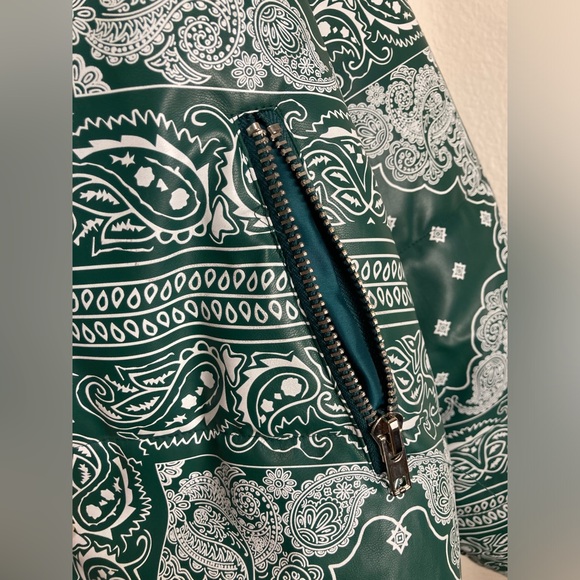 PrettyLittleThing Green Unisex Paisley PU Extreme Oversized Puffer Coat Size XXL - Picture 10 of 16